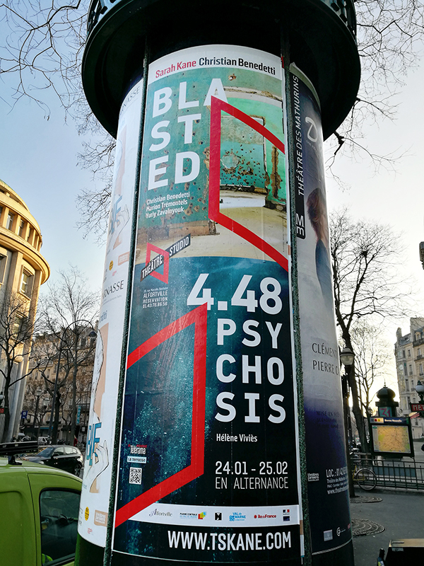 Prise de vue d’une colonne Morris dans les rues de Paris sur laquelle est collée une affiche de 2 spectacles du théâtre d’Alfortville