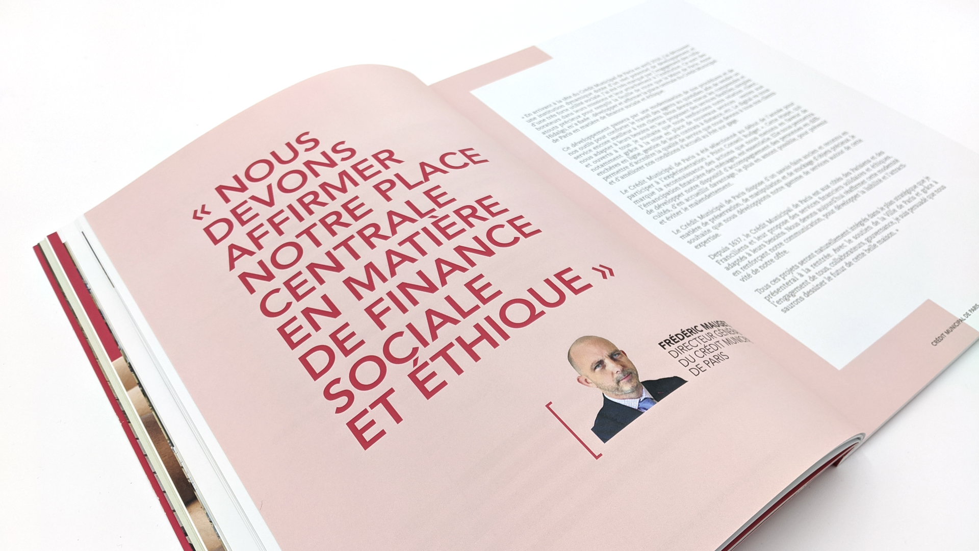 Double page, cadrage séré et en diagonale, en grand à gauche en magenta foncé sur fond magenta clair, une citation, à droite un long texte sur une colonne.