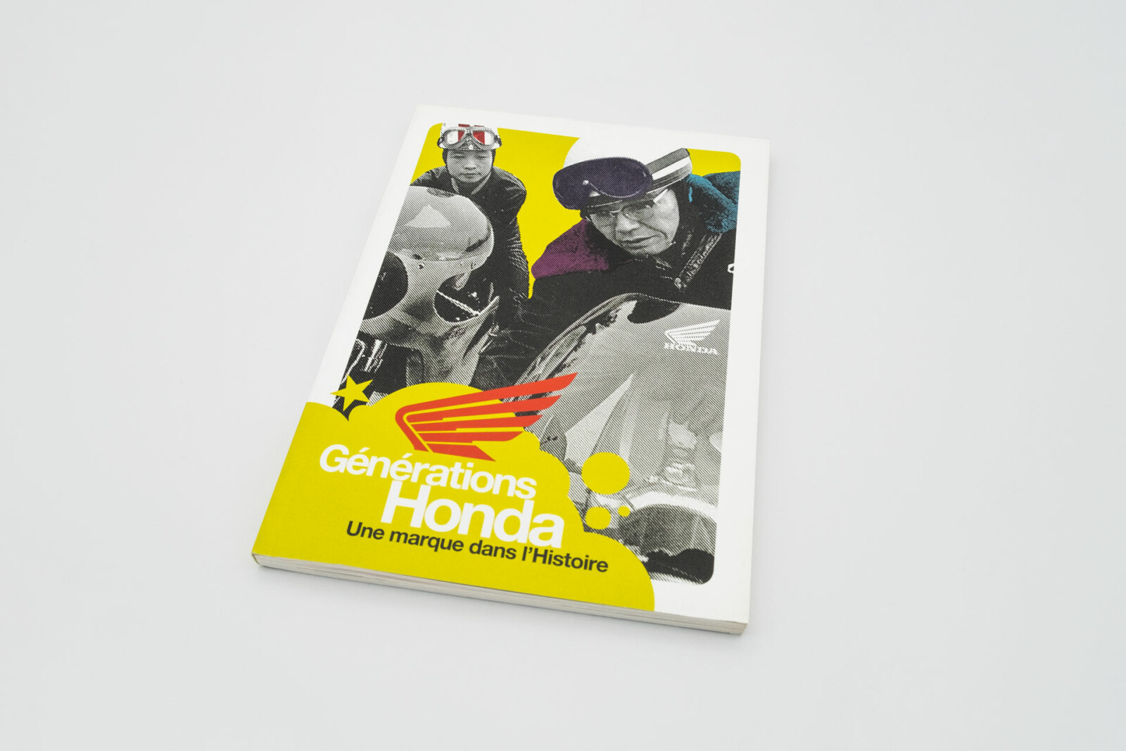 Couverture du livre « Générations Honda, Une marque dans l’Histoire », reliure dos carré collé. Couverture du livre « Générations Honda, Une marque dans l’Histoire », reliure dos carré collé. Couverture du livre « Générations Honda, une marque dans l’Histoire », reliure dos carré collé.