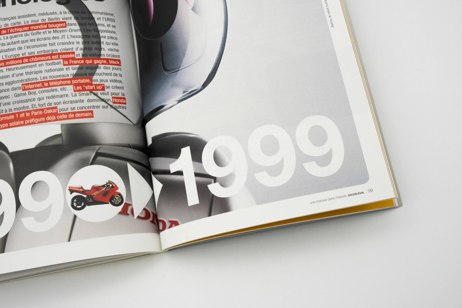 Zoom sur un double page d’ouverture du livre, on y lit 1990-1999, une moto dans l’œil du « 0 ».