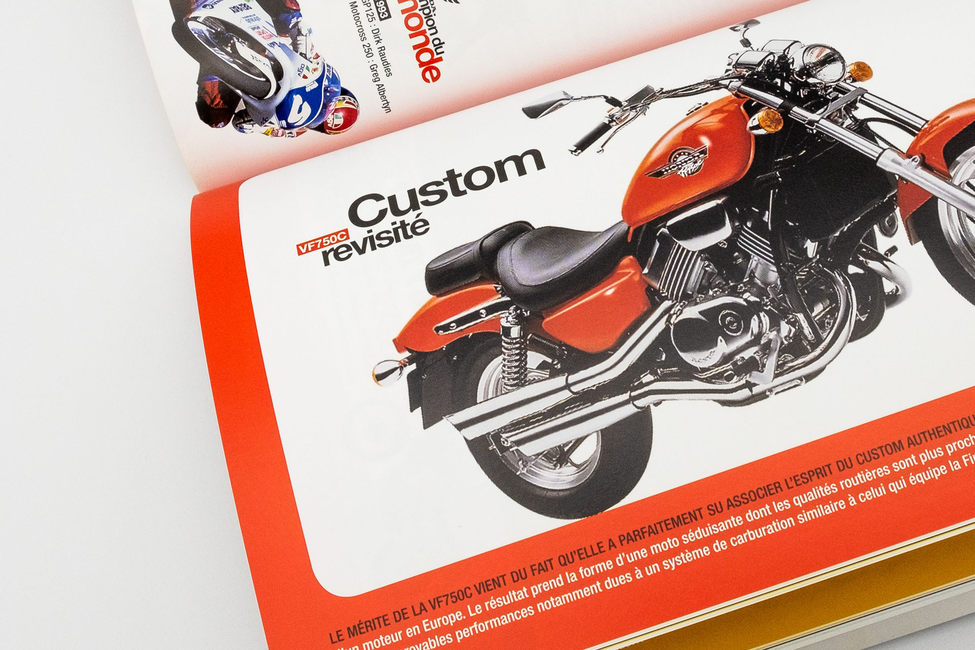 Zoom sur une page, fond rouge, mettant en valeur le modèle VF750C d'Honda.