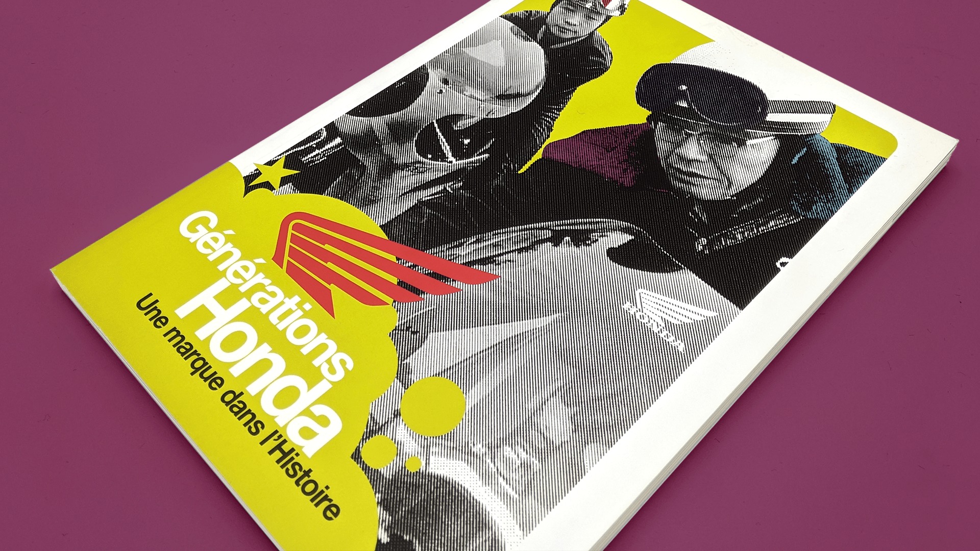 Couverture du livre « Générations Honda, Une marque dans l’Histoire », avec une photo tramée des deux créateurs de la marque sur leur moto, posée sur fond violet.