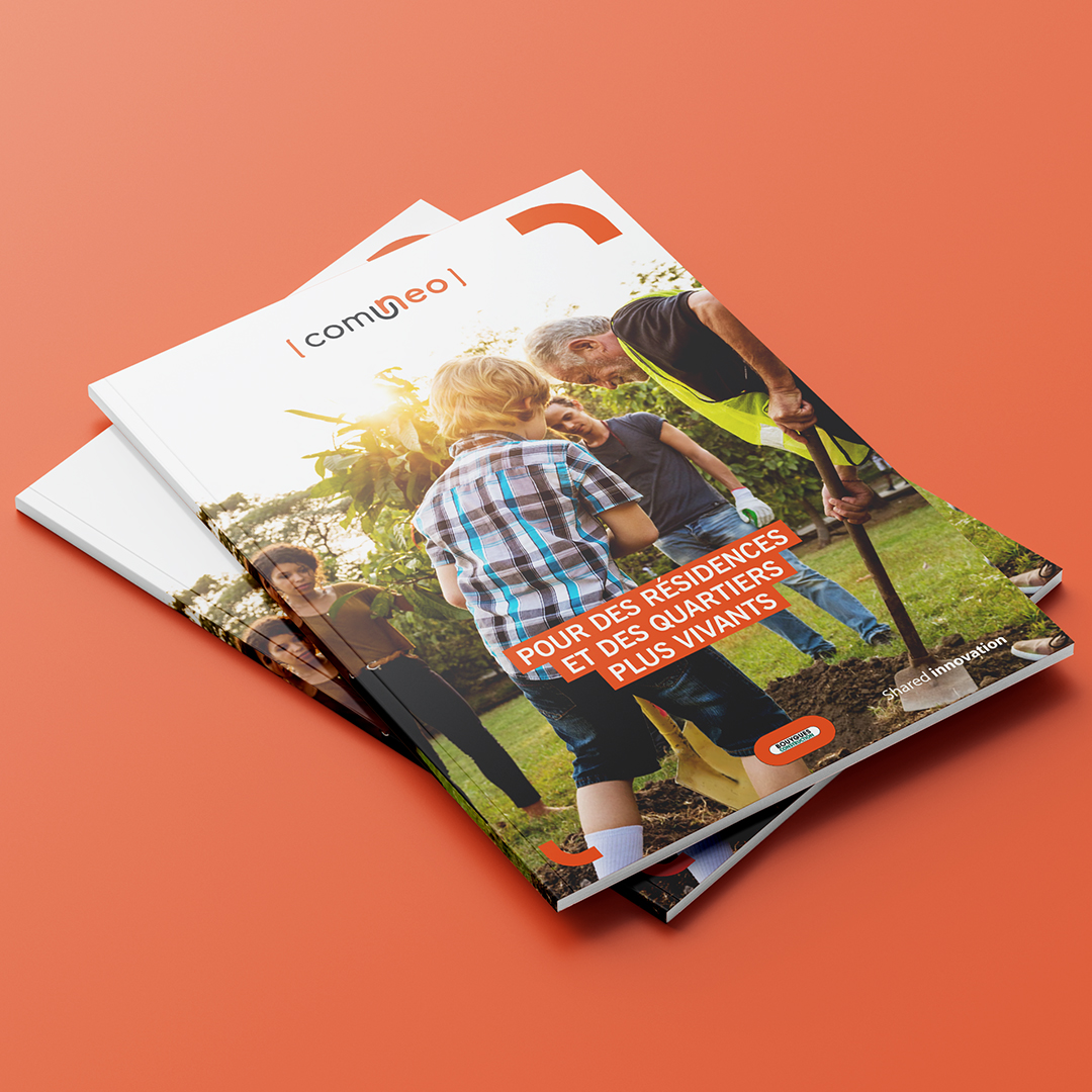 Deux brochures fermées, reliures dos carrés collés, une photo sur la 1re de couverture de plusieurs générations jardinant ensemble, un enfant de dos au premier plan, un arbuste dans les mains, sur fond orange.