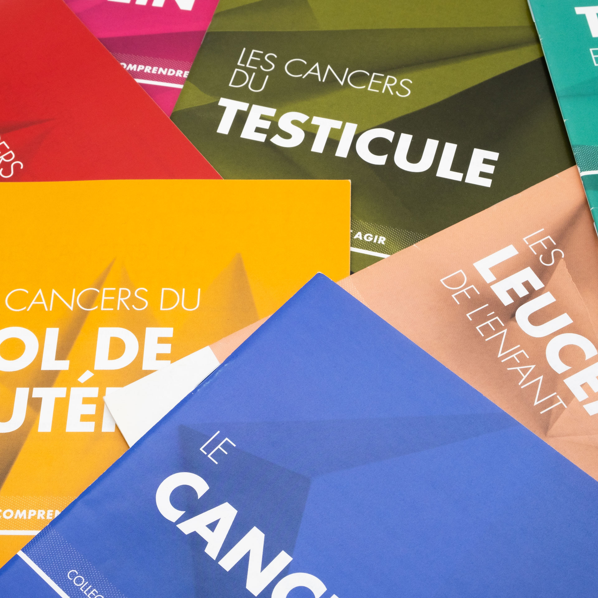 Zoom sur des brochures de la fondation Arc traitant de différents types de cancers.