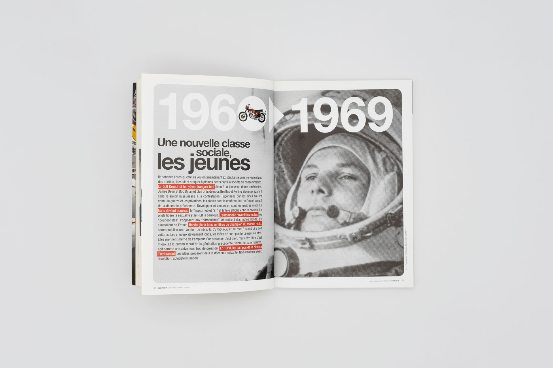 Vue de la double page d’ouverture « 1960 – 1969 », intitulé « Une nouvelle classe sociale, les jeunes » et un bloc texte sous ce titre à gauche, à droite la photo noir et blanche de Neil Armstrong.