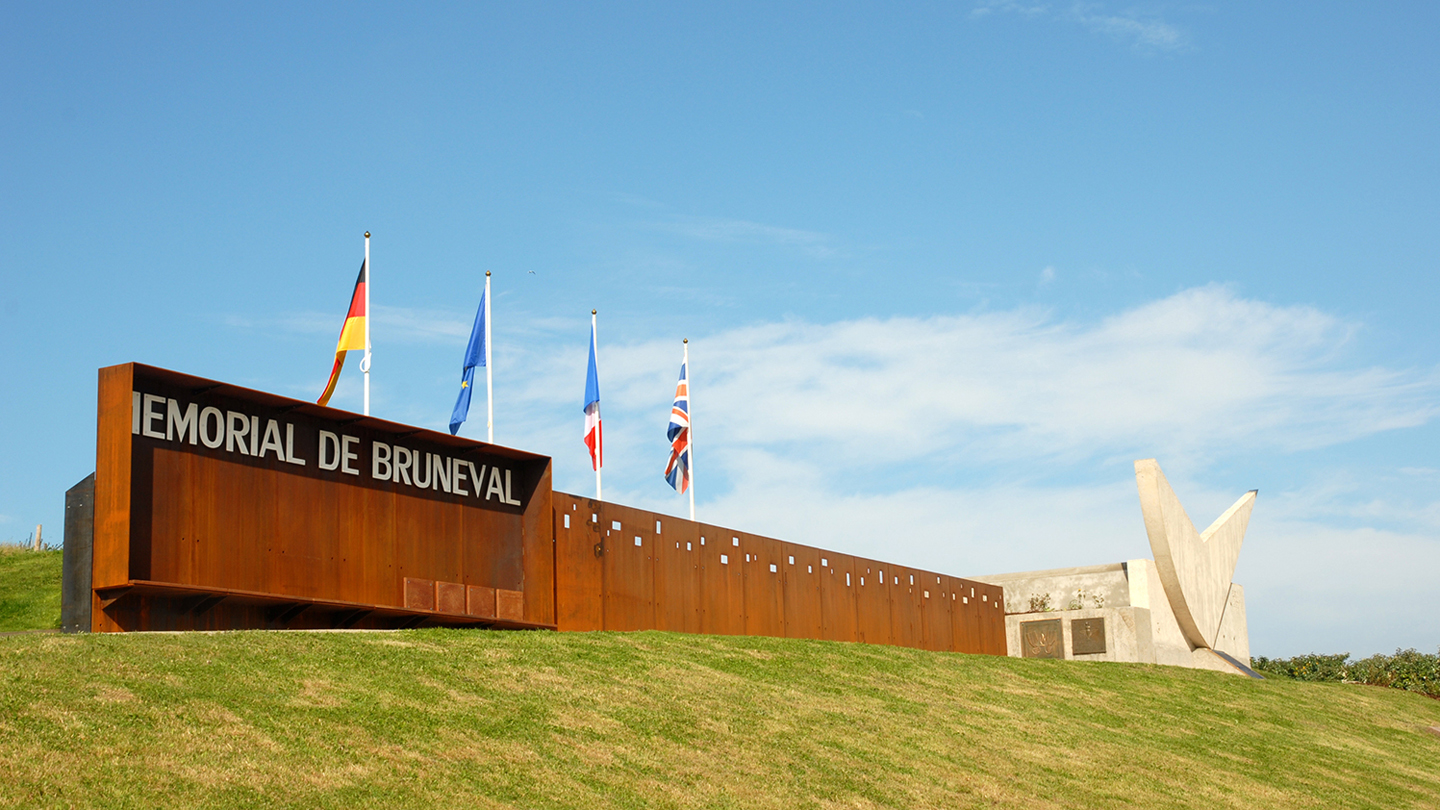 Vue du Mémorial de Bruneval, le monument est en Acier Corten, ce matériaux est auto-protecteur.