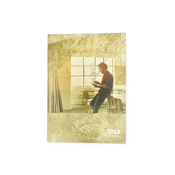 Couverture du guide d'utilisation Visa Gold Business dans des teintes dorées à l'image de sa carte