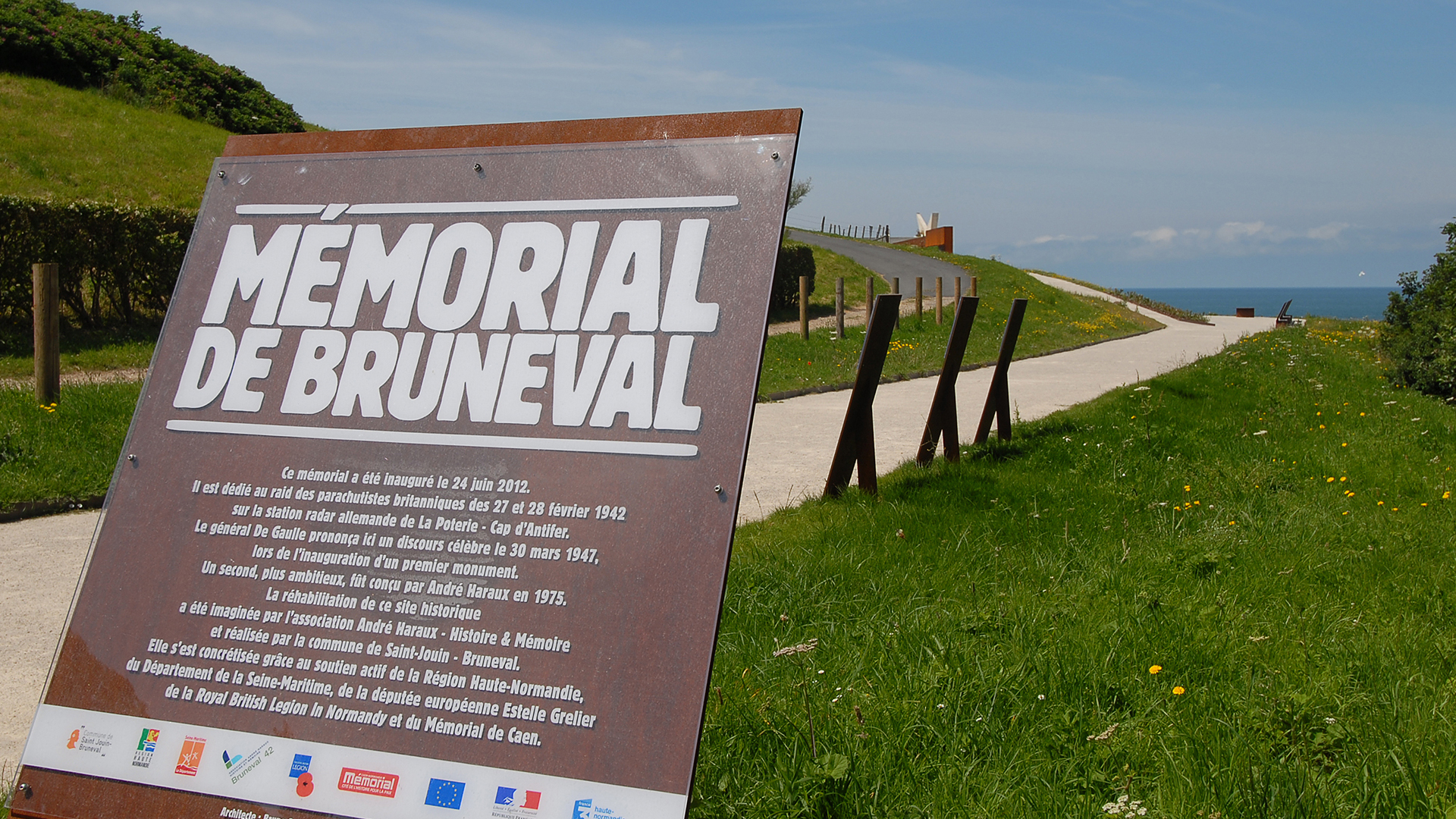 Photo du panneau qui présente le monument au public.