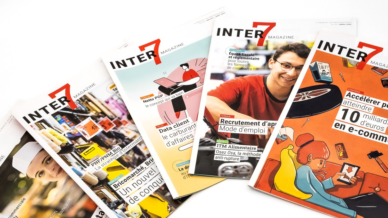 5 magazines Inter7 fermés sur lesquelles figurent le logo, des illustrations et des photographies d'employés