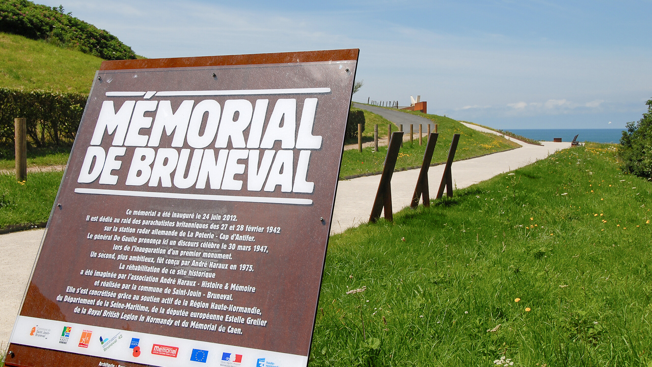 Photo du panneau qui présente le monument au public.