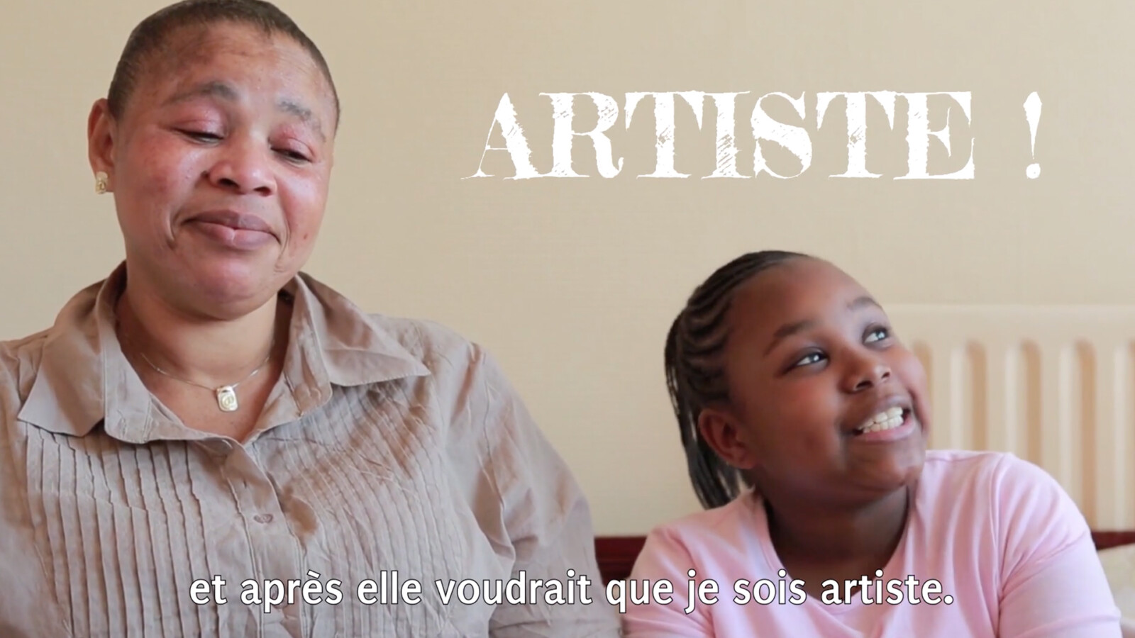 Capture d'écran d'une interview d'une élève et de sa maman. L'intervention typographique suggère qu'elle voudrait devenir artiste.