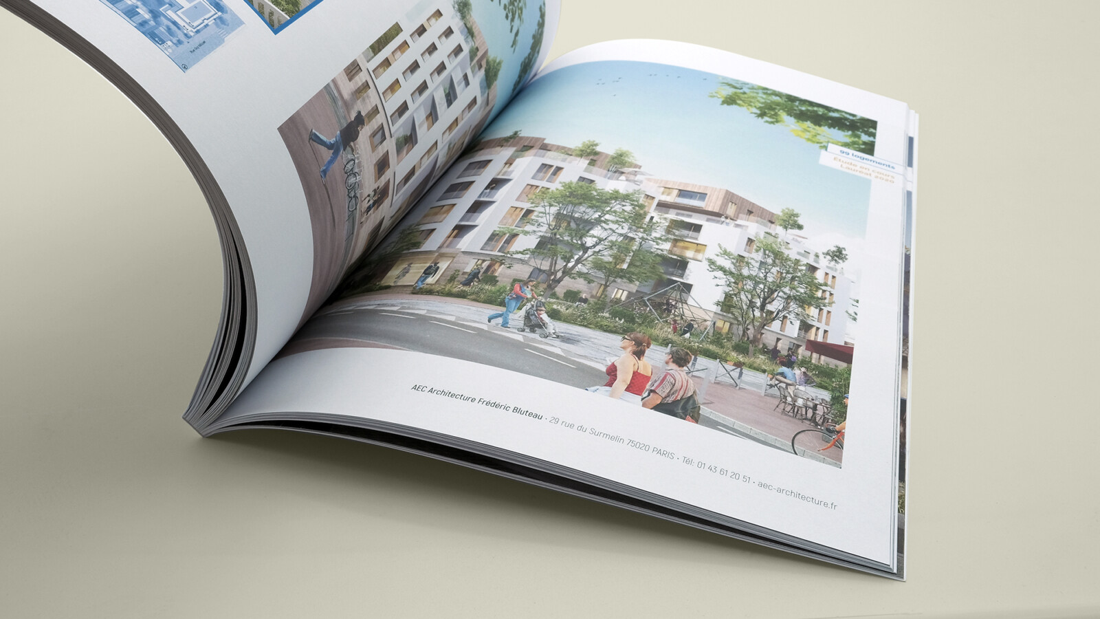 Vue zoomée sur le book projets d’AEC Architecture. Il est ouvert sur une page montrant un immeuble blanc de cinq étages avec un parterre végétalisé devant la façade.