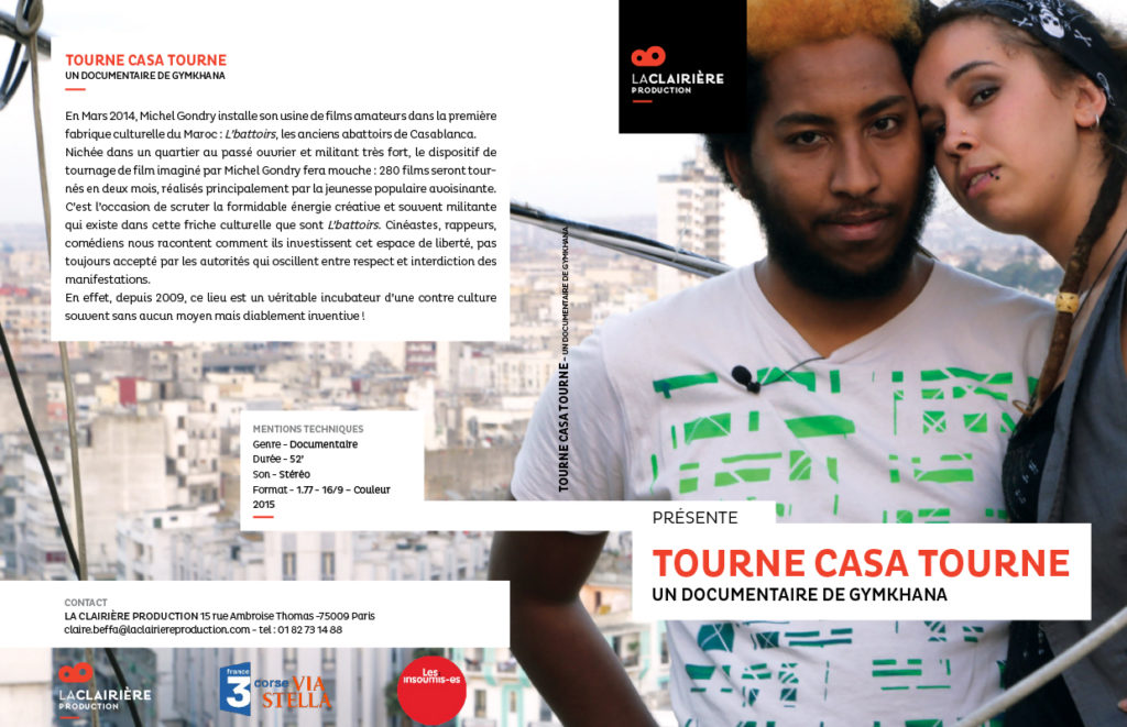 Jaquette du DVD « Tourne casa Tourne », un Screenshot du film en fond, des zones en réserves blanches accueil le texte.