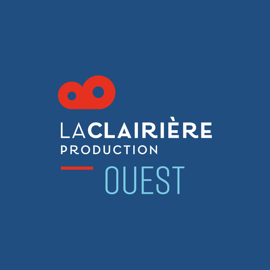 Logo « LaClairière Production Ouest » sur fond bleu, la forme du logo évoque la forme d’une caméra. Logo « LaClairière Production Ouest » sur fond bleu, la forme du logo évoque la forme d’une caméra. Logo « LaClairière Production Ouest » sur fond bleu, la forme du logo évoque la forme d’une caméra.