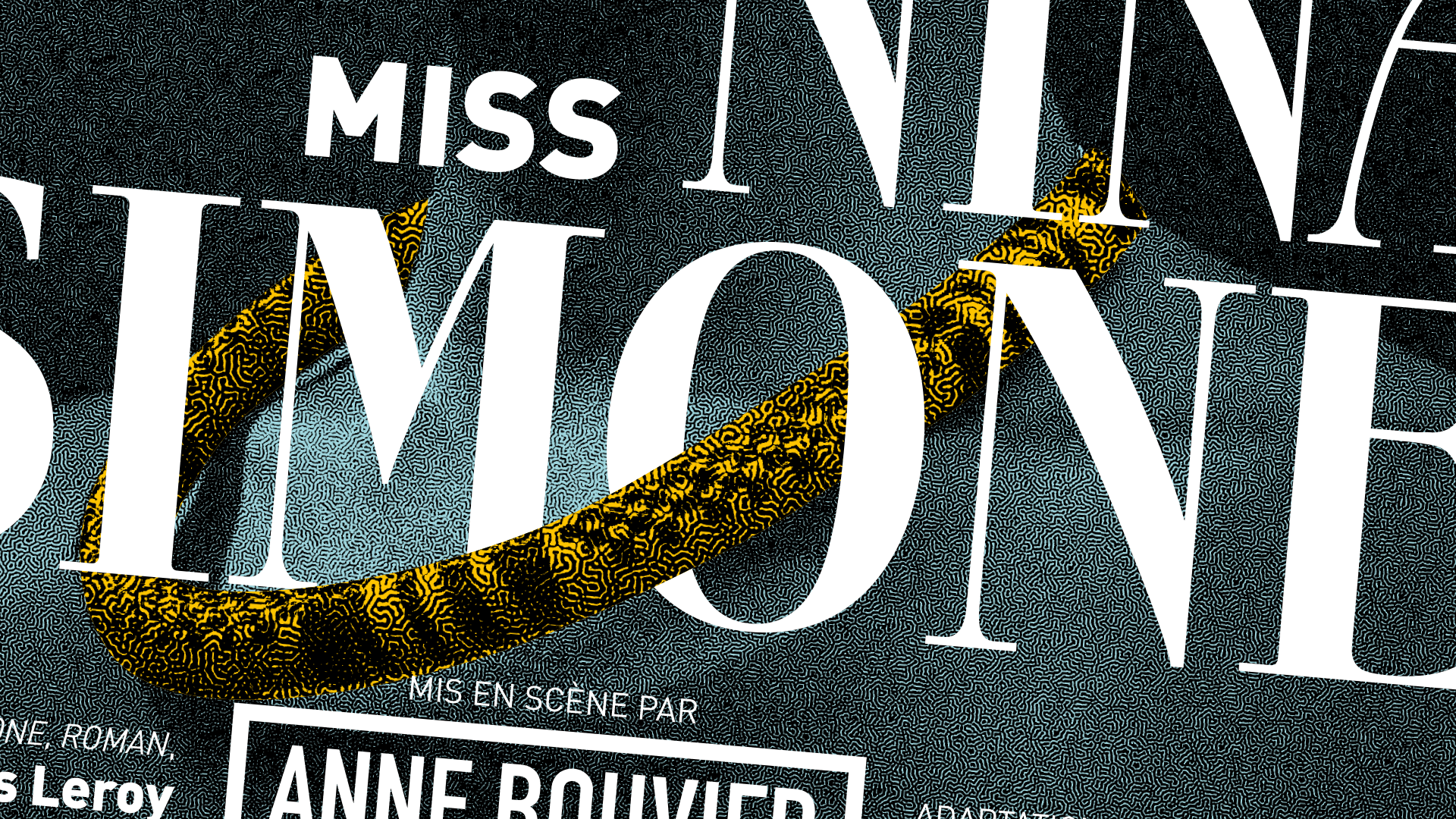 Vue coupée et zoomée sur la zone de titre de l’affiche « Miss Nina Simone », une pièce jouée au Théâtre de la Seine Parisienne. L’image est tramée, un élément marqué et constitutif de la charte graphique, un épais collier jaune joue avec la typographie à empattement de titrage en passant dans l’œil du « O » du mot « Simone ».