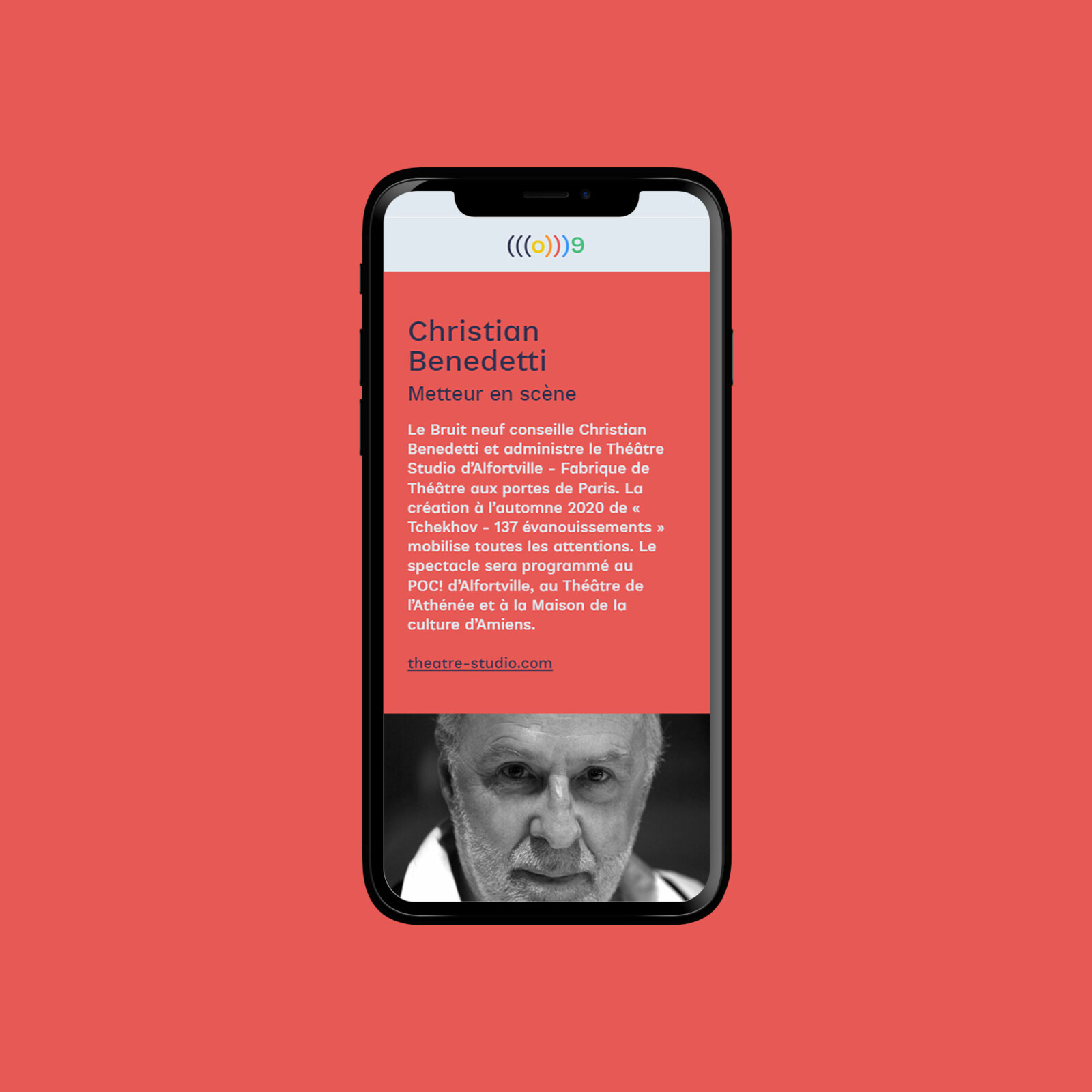 écran de smartphone sur le site bruitneuf.fr présentant la page web dédiée à Christian Benedetti. En haut de l'écran un bandeau blanc avec le logo bruit neuf, la présentation de Benedetti sur fond corail ainsi qu'un lien vers le site theatrestudio.com, ainsi qu'un portrait en noir et blanc du metteur en scène.