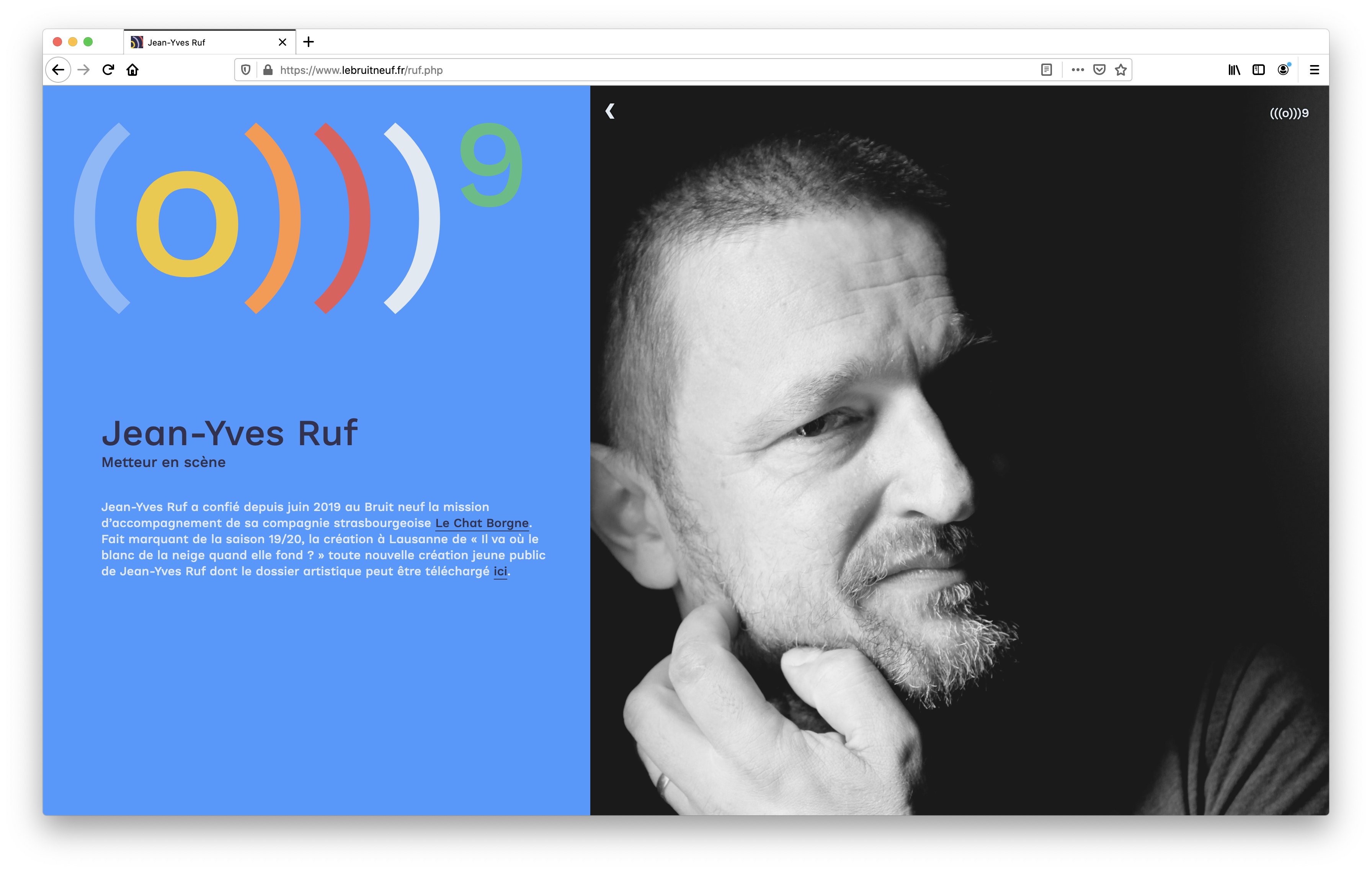 Une page du site internet bruitneuf.fr qui présente le metteur en scène Jean-Yves Ruf. A gauche, sur fond uni bleu, on trouve le logo bruit neuf et une brève description du travail du metteur en scène, proposant de télécharger son dossier artistique. A droite, un portrait en noir et blanc du metteur en scène.