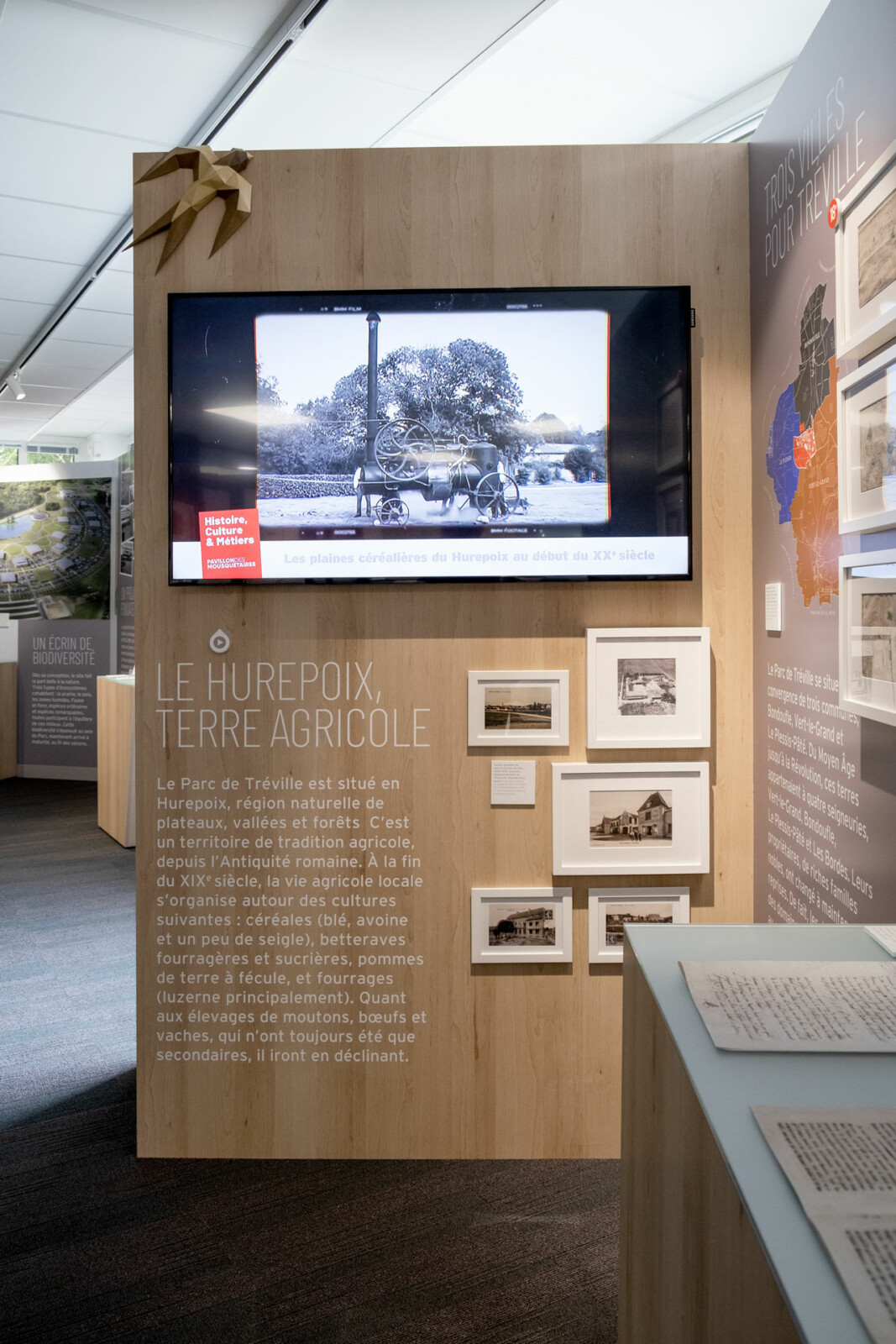 Panneau de l’exposition temporaire consacrée au Parc de Tréville, le siège des Mousquetaires. Une vidéo sur un écran et des cartes postales montrent que le Hurepoix est une région de tradition agricole.