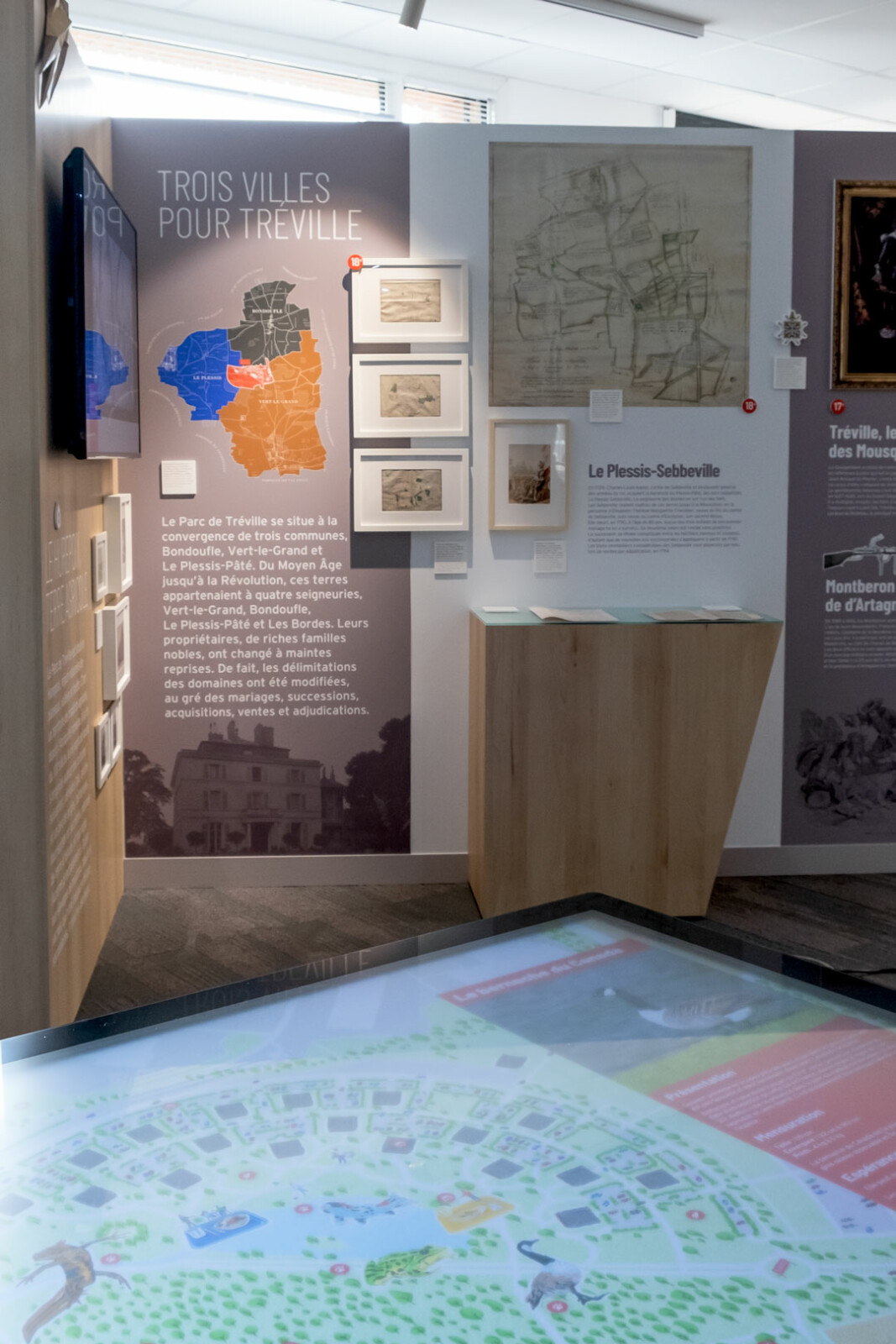 Panneau de l’exposition temporaire consacrée au Parc de Tréville, le siège des Mousquetaires. On voit les plans des trois communes sur lesquelles est implanté le Parc.