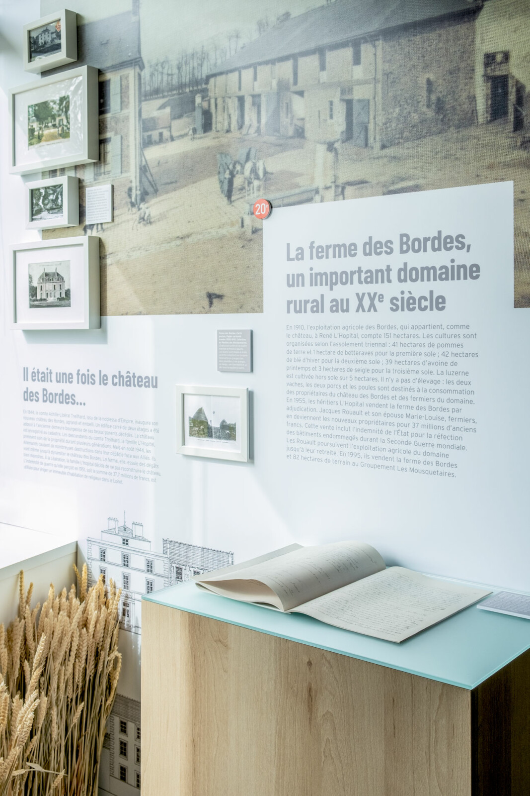 Panneau de l’exposition temporaire consacrée au Parc de Tréville, le siège des Mousquetaires. On voit une grande photo et des cartes postales de la ferme des Bordes, qui occupait le site au XXe siècle.