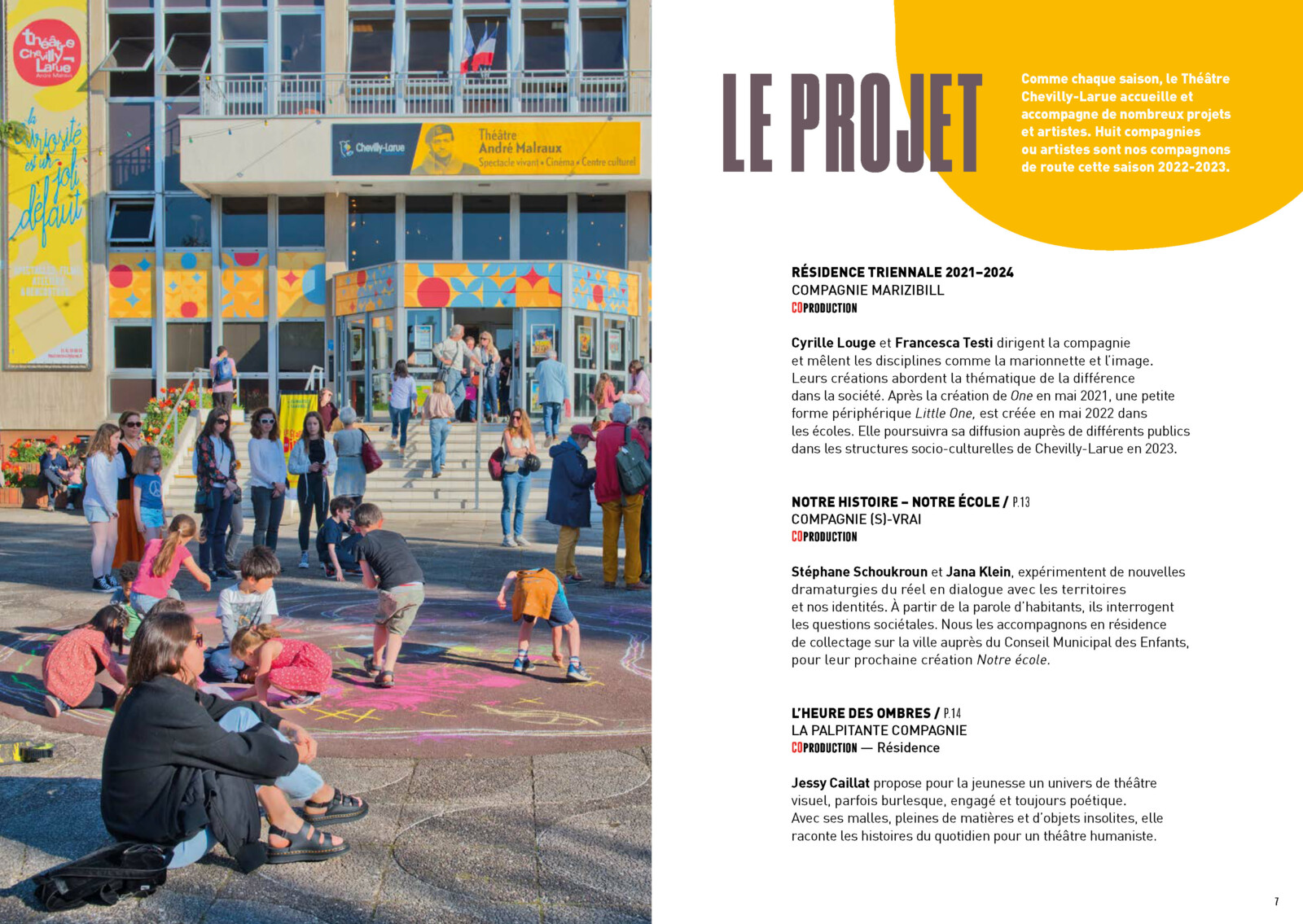 La double page « Le projet » du programme 2022-2023 du Théâtre Chevilly-Larue. La photo, page de gauche, montre des enfants qui jouent sur le parvis du théâtre.