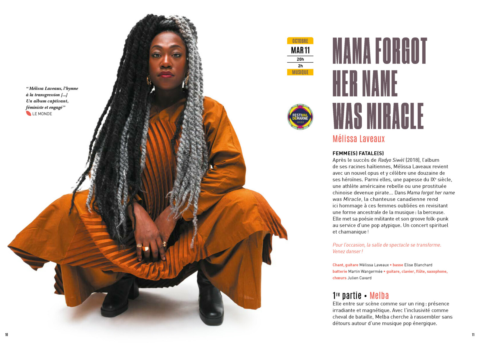 Double page du programme 2022-2023 du Théâtre Chevilly-Larue présentant le concert « Mama forgot her name was Miracle ». La chanteuse canado-haïtienne Mélissa Laveaux pose accroupie dans une robe orange. Sa coiffure consiste en de longs dreadlocks noirs et gris.