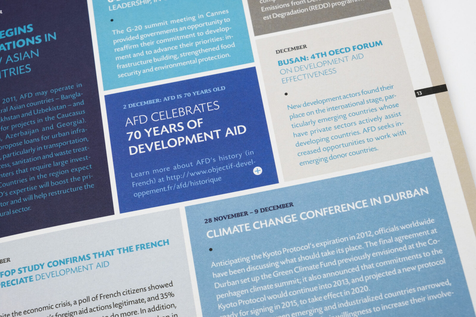 Gros plan sur une page type Agenda, les différents événements sont placés sur des tuiles rectangulaires en camaïeux de bleu, l'édition est en version anglaise.