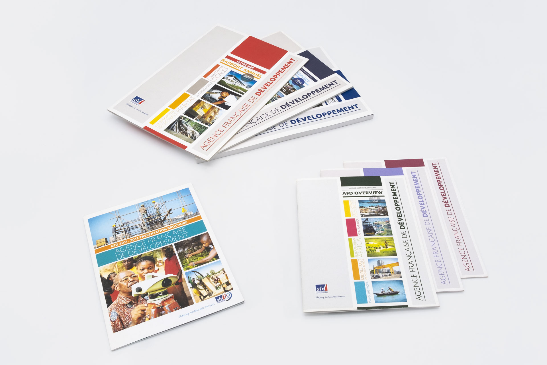 Photo du dispositif complet pour une édition ( au total 7 édition distinctes). Le dispositif se compose du RA décliné en 3 langues, d'un digest décliné en 3 langues ainsi que d'une brochure de présentation de l'activité.