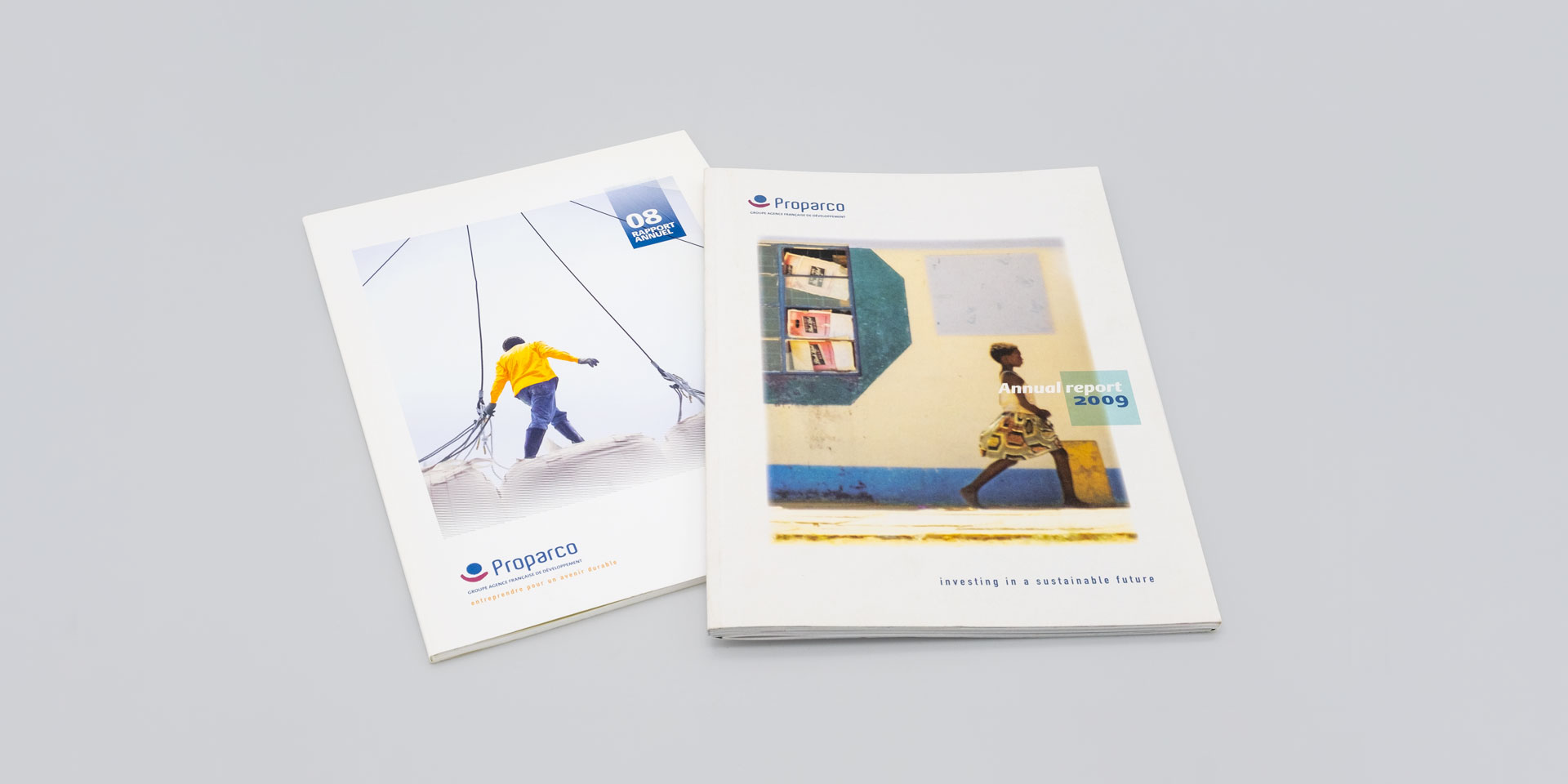 Photo de deux éditions différentes du Rapport annuel d'activité de Proparco, émanation du groupe AFD.