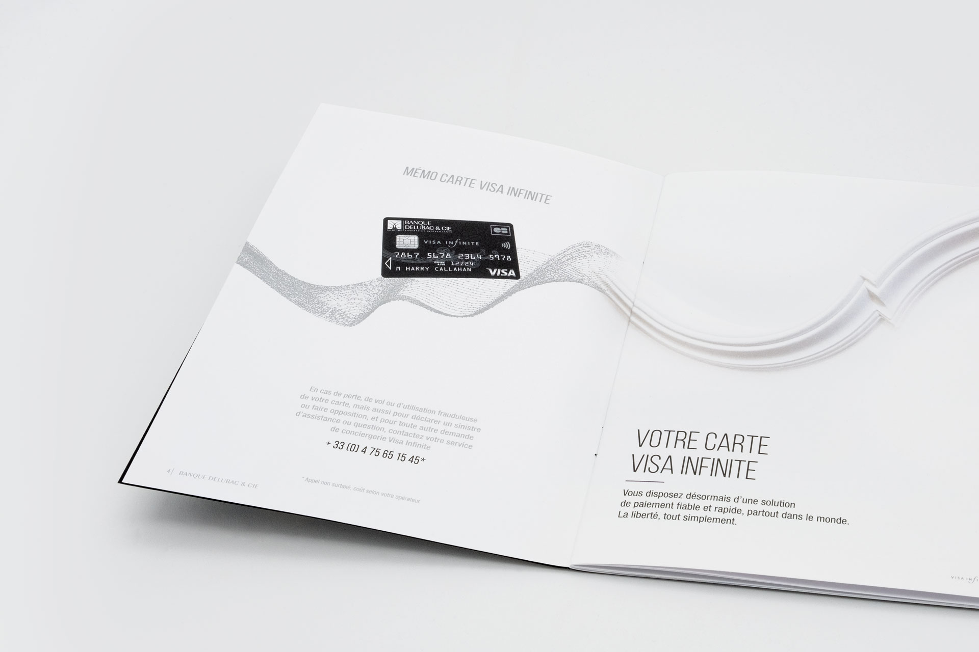 Vue ouverte du livret présentant la carte Visa Infinite ainsi que ses avantages.