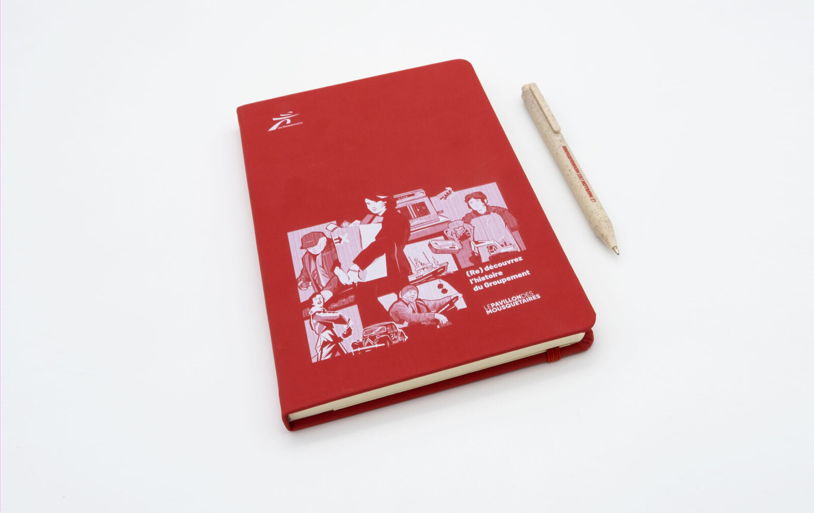 Photo d'un carnet rouge avec la première de couverture sérigraphiée en blan. Ce procédé permet de bien visualiser l'illustration réalisée par l'agence.
