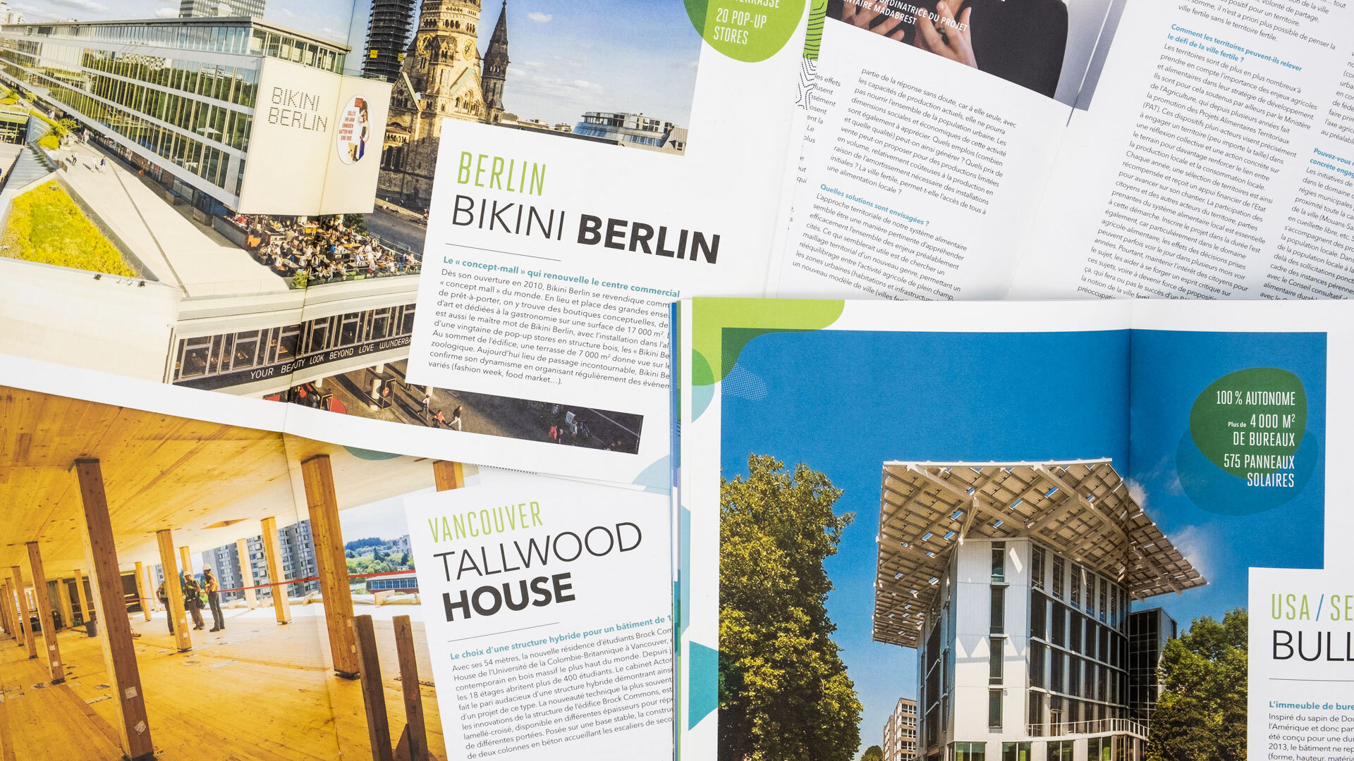 Photo de l'ensemble des brochures pêle-mêle permettant une vision d'ensemble du projet. On peut visualiser la Photos de bâtiments, travail typographique fourni par l'agence.