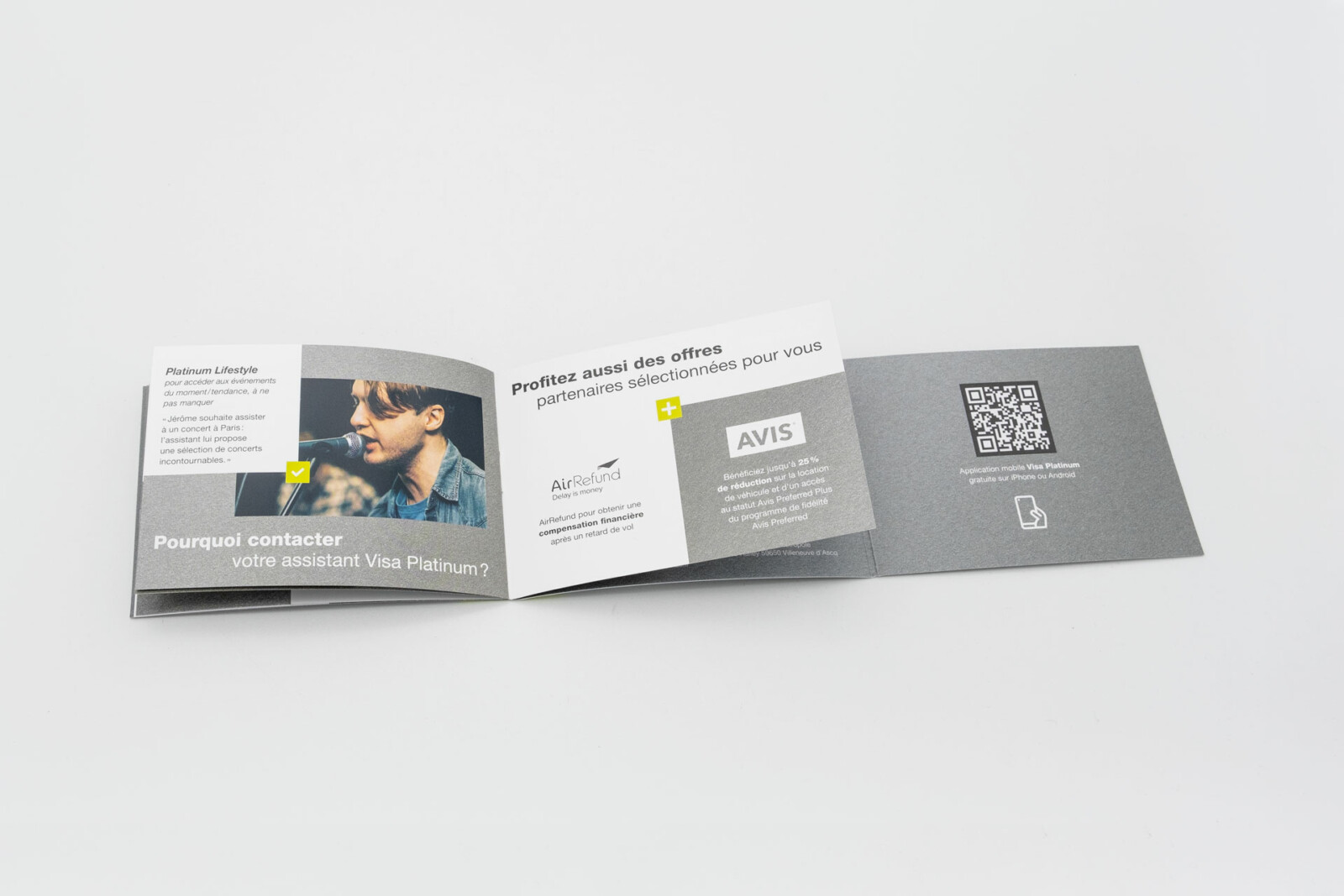 Photo du Welcome Pack premium Visa Platinum distribué par Monabanq. Un QR code est disposé au dos du rabat pour de plus ample informations sur l'offre.